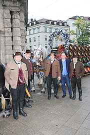 Vorstellung Das Wiesnzelt München vor dem Löwenbräukeller mit  Löwenbräu Brauereichef Bernhard Klier (©Foto: Martin Schmitz)